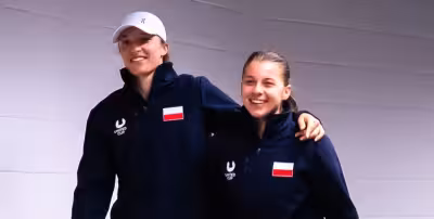 Maja Chwalińska leads Qinwen Zheng 6:4, 2:0 at Roland Garros with Top 100 in reach