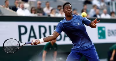 Gaston Tennis: Hugo Gaston seizes early control against Monfils on packed Chatrier