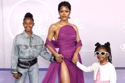 Teyana Taylor Arrives at 52nd AMAs With Daughters and Designer Pumps