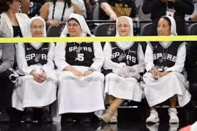 Luke Kornet Prays with Salesian Sisters as Spurs Rout Thunder 103-82 in Game 4